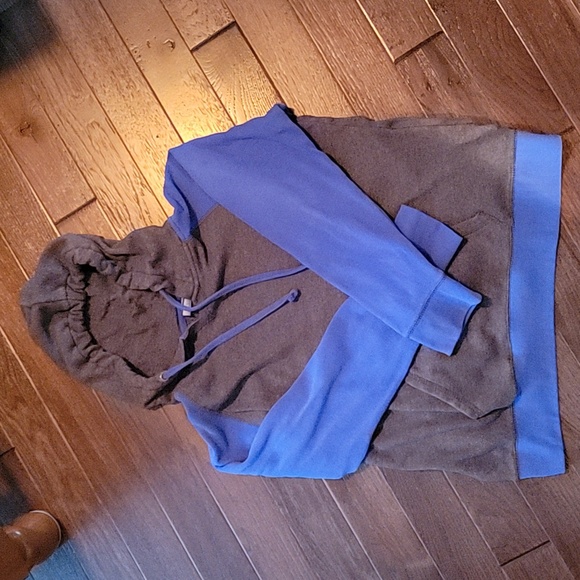 Hoodie size large - Picture 1 of 3